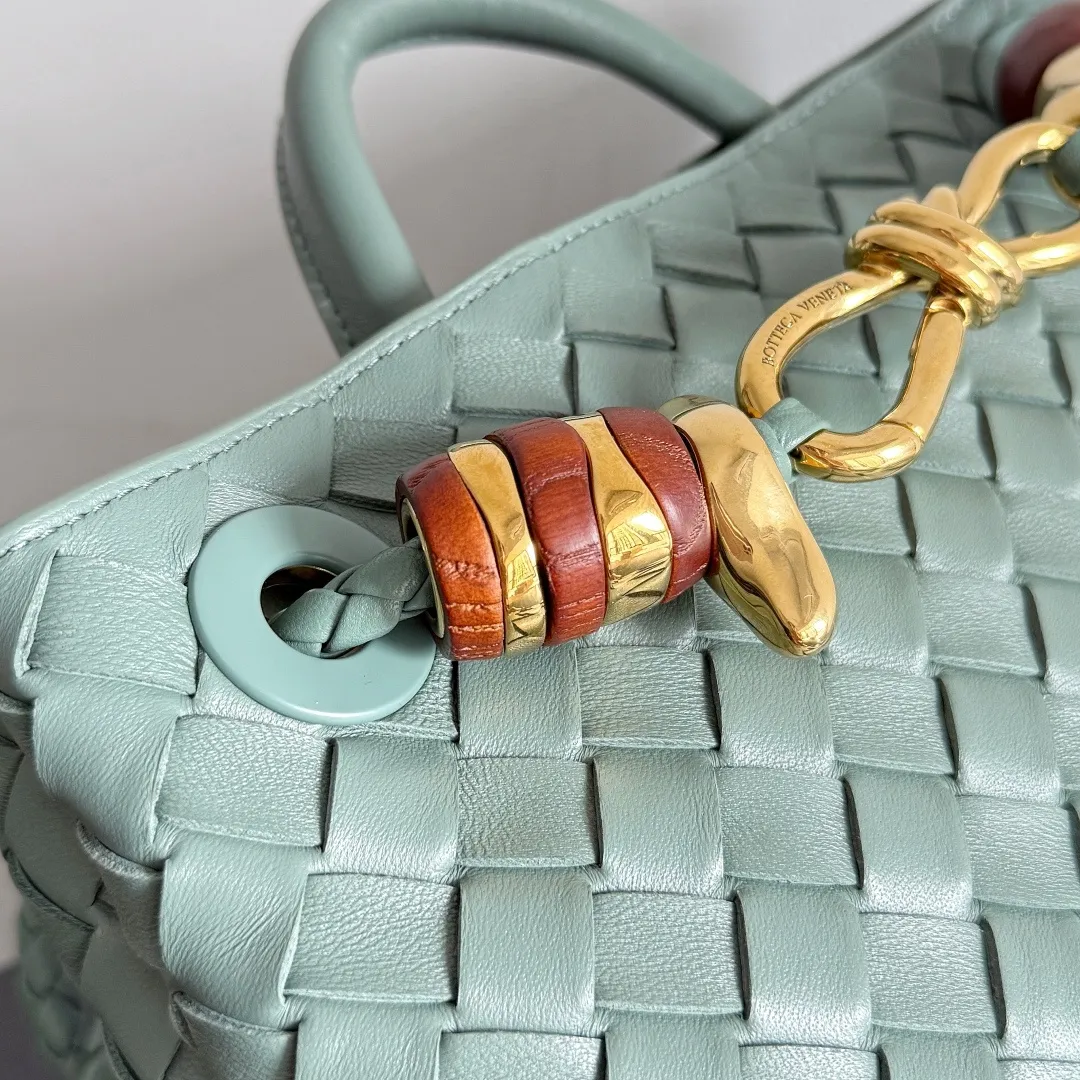The new Andiamo batch of 3060 BV is shipped‼ ️The classic intercciato weaving process is used to create a soft bag, the metal knot is made of micro-cast aluminum using jewelry technology🪢, and the decorative beads are made of metal and hand-polished oak, allowing you to jump repeatedly between elegance and fun💃, making it unpredictable. Classic and versatile, it shows off your temperament, and the bag has a large capacity, making it very convenient for daily commuting! It has a variety of carrying methods, the shoulder straps can be adjusted by yourself, the original lambskin feels soft and delicate, and the unisex style breaks gender boundaries and brings a more practical and long-lasting use experience. The Andiamo, which has both elegant and casual styles, perfectly interprets the "fashionable old money style". Style No.: 743568+Wood Hardware Color: Aloe Green Size: 25*22*10.5cm